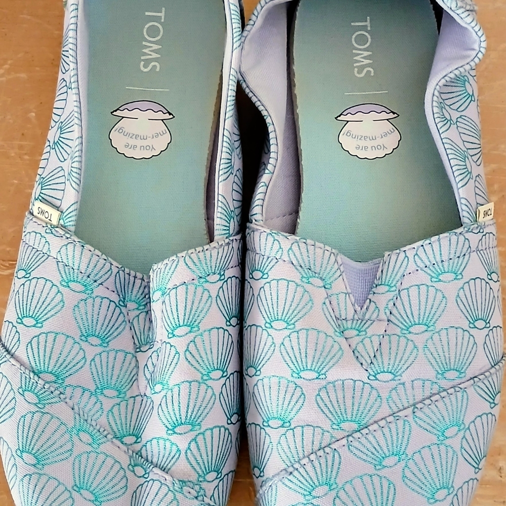 TOMS Women's Light Blue Shell Print Slip-On Moccasins